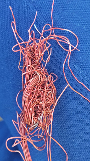 蓝色背景下的电线或电缆特写照片图片下载