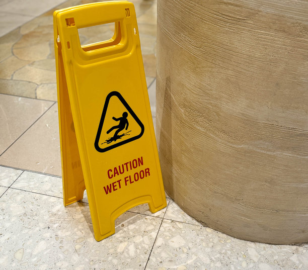 湿滑地面的标志库存照片图片下载