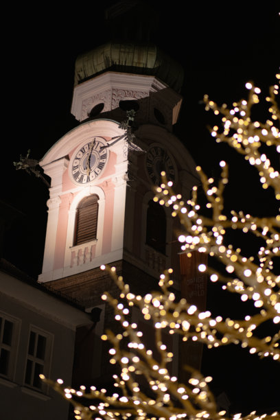 因斯布鲁克老城的市政厅和闪烁的新年彩灯。欧洲城市的新年夜景特写照片。以旅行为主题的新年背景。图片下载