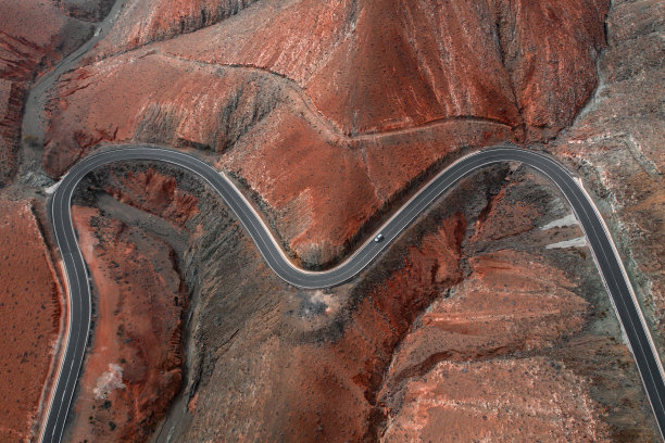 航拍视角，俯瞰道路的无人机照片图片下载