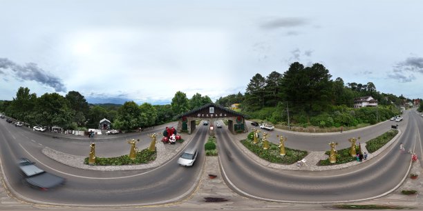 用无人机拍摄的巴西格拉马多的巴伐利亚风格门廊在圣诞节的360度航拍照片图片下载