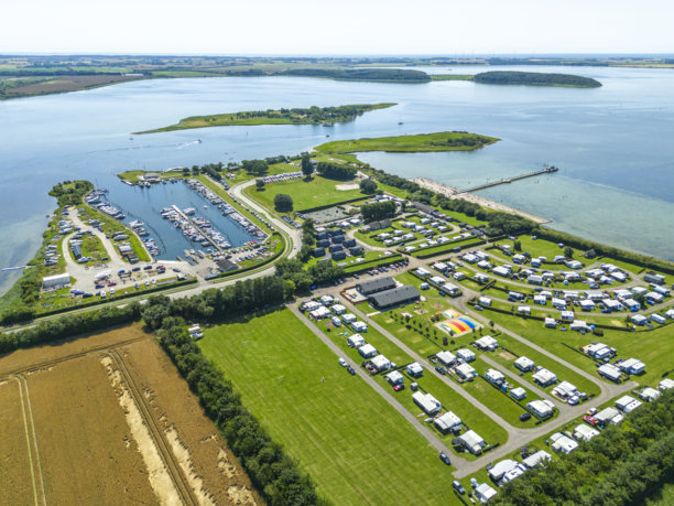 丹麦洛兰岛的赫斯特霍夫码头和纳克斯科夫峡湾露营地的航拍照片图片下载