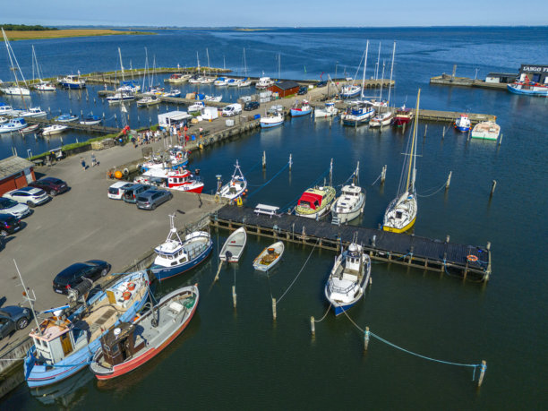 丹麦洛兰岛纳克斯科夫峡湾的朗厄港口和码头的航拍照片图片下载