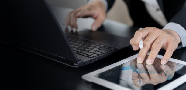 男子使用平板查看图表。裁剪的照片显示商人正在分析商业图表。图片下载