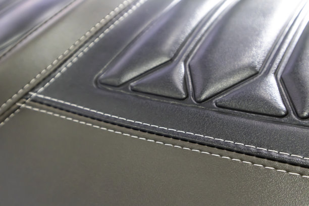 皮革摩托车的视角。微距照片。自然绒面皮革背景，带有抽象纹理。图片下载