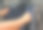 一名男子在挑选衣服。库存照片图片下载