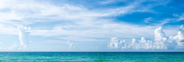 美丽的全景海景，阳光明媚的蓝天。自然背景。阳光下的海面。放松的自然照片墙纸。青蓝色的海洋景观。微风拂动的波浪海水。图片下载