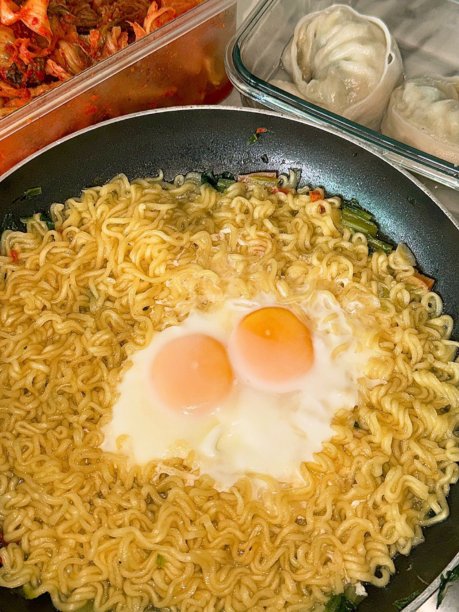 一道典型的四川菜，包含在辛辣、鲜美的汤底中煮制的蔬菜、肉类和海鲜的火锅。图片下载