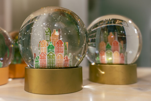 雪花球的照片，透明玻璃球内有一个微型场景图片下载