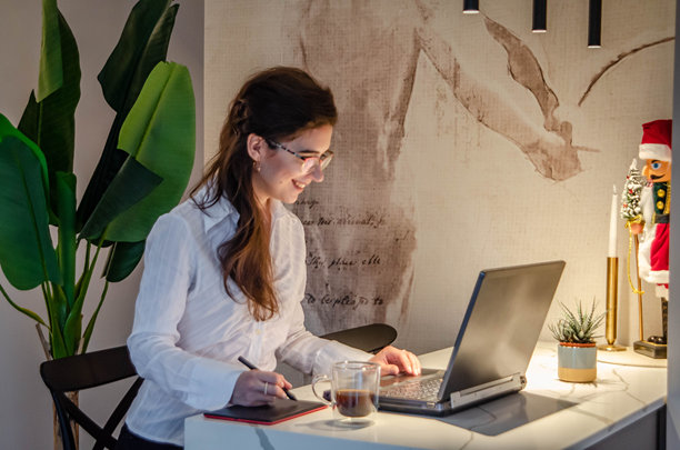 一位年轻微笑的设计师正在她的绘图板上绘画，准备一个新项目 - 股票照片图片下载