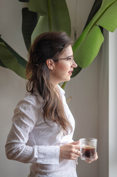 快乐的年轻员工正在享受一杯温暖的咖啡，休息片刻 - 股票照片图片下载