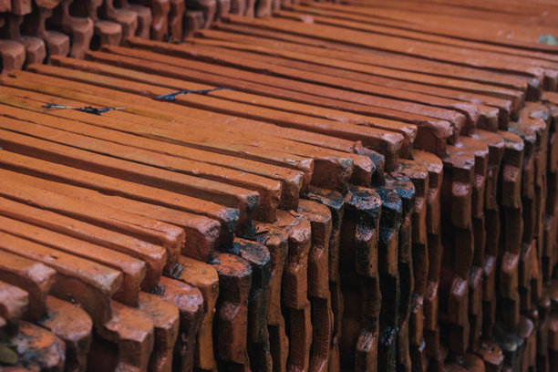 地板上的屋顶瓦片堆，特写照片。图片下载
