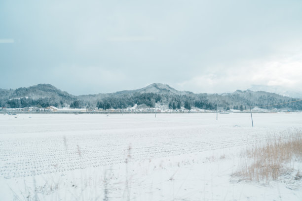 冬日雪山风景。火车窗外的照片。自然背景。图片下载