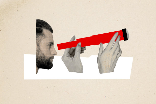 年轻男子凝视着单筒望远镜，远眺观察，背景为素描风景的照片拼贴。图片下载