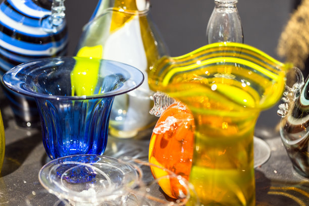 五彩缤纷的手工玻璃制品组合，特写照片图片下载