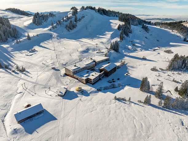 奥地利福拉尔贝格州霍赫海德里希滑雪区的冬季航拍照片图片下载
