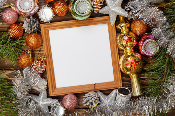 一个带有空白区域供您放置照片或祝贺文字的框架，装饰着丰富的圣诞装饰。图片下载