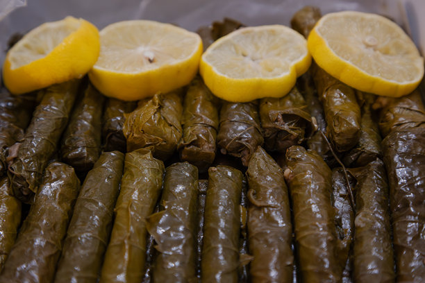 土耳其美食；填充的葡萄叶（yaprak sarma dolma）库存照片图片下载
