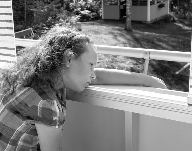 白人女孩9岁伤心，黑白照片。图片下载