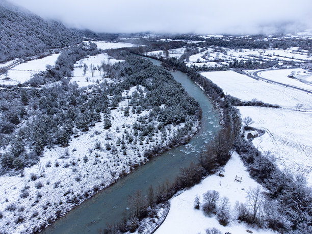阿拉贡比利牛斯山脉的财政（乌埃斯卡）被雪覆盖的航拍照片。图片下载