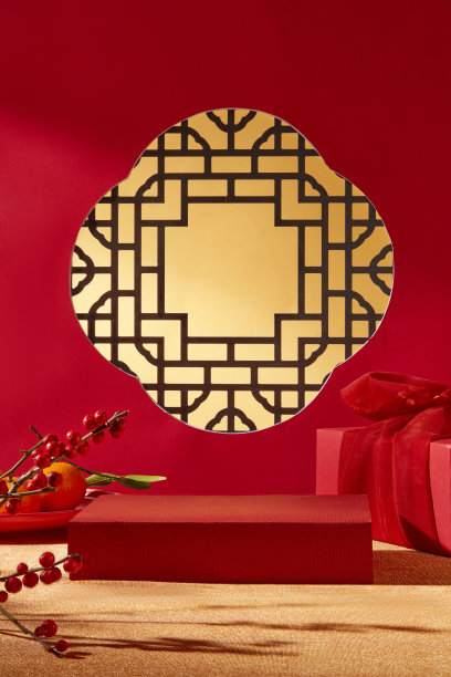 红色背景照片，配有传统窗框。中央展示一个方形展示平台，用于产品展示，红色礼品盒、新鲜水果和装饰花卉分别位于两侧。图片下载