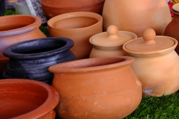 一组红土制成的无釉手工陶罐的图片。陶土花瓶。陶艺基础。在印度浦那的手工艺品展销会上出售。图片下载