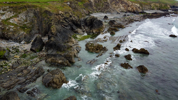 爱尔兰岛沿海的大西洋潮浪。岩石海岸。海景，俯视图。无人机照片。图片下载
