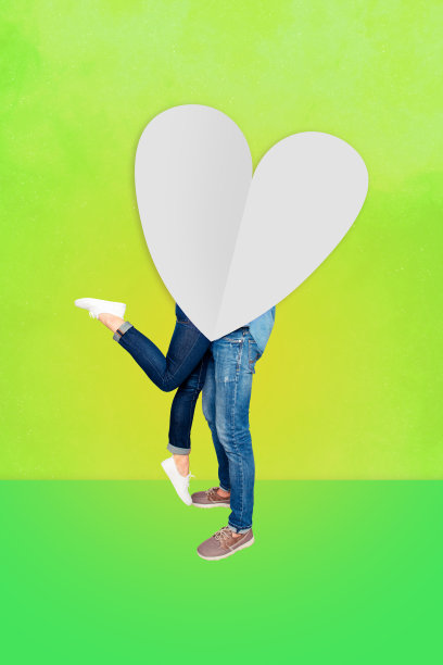 浪漫情侣的肖像拼贴海报，快乐的男孩背着他的女朋友庆祝蜜月，背景为手绘风格。图片下载