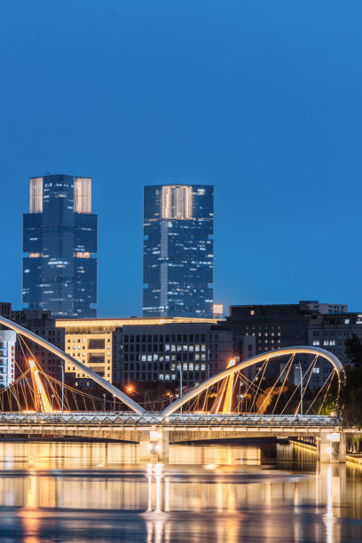 中国河南省郑州的双子塔和桥的夜景图片下载