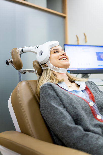 一名20至30岁的白人女孩在精神病院接受经颅磁刺激治疗，以治疗抑郁症或焦虑症的竖版照片。图片下载