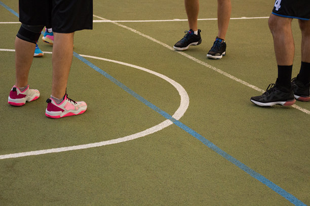 篮球场和运动员，运动，留白。高质量照片图片下载