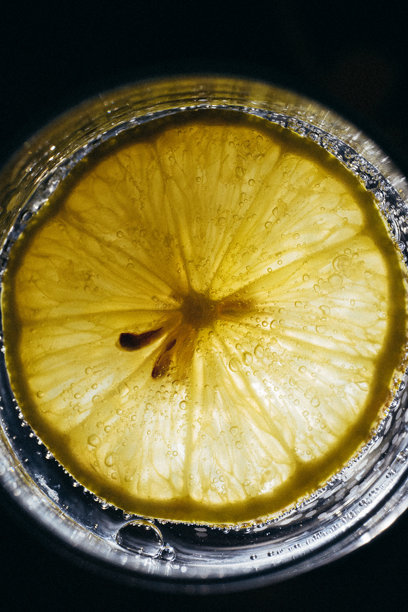 清爽的柠檬在气泡水中，清凉，特写照片图片下载
