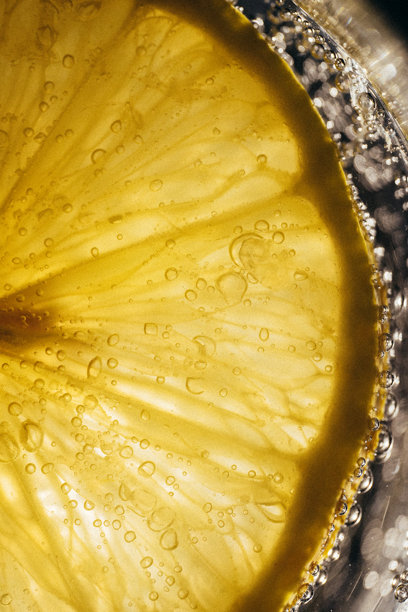 清爽的柠檬在气泡水中，清凉，特写照片图片下载