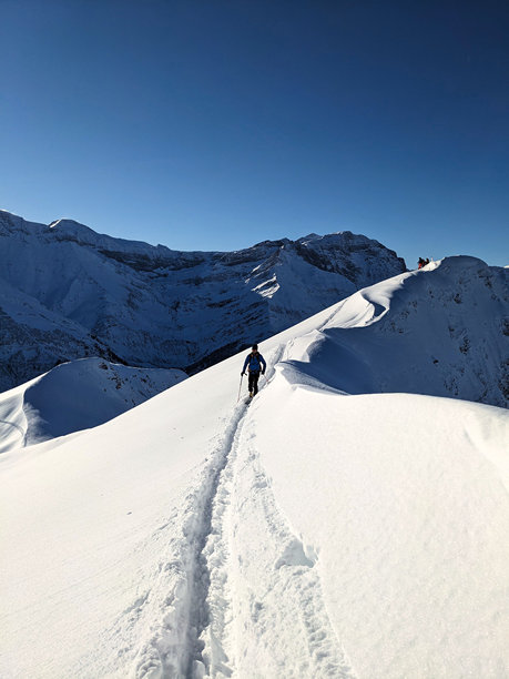 在埃尔姆格拉鲁斯的法嫩斯托克滑雪之旅。穿越深雪和粉雪的滑雪轨迹。格拉鲁斯山脉中的精彩滑雪之旅。第一滑。滑雪登山。高质量照片。图片下载