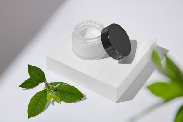 装饰有新鲜植物的化妆品广告模板照片图片下载