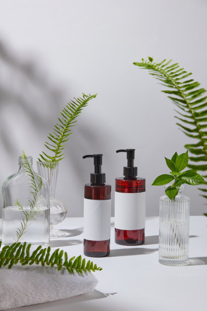 装饰有新鲜植物的化妆品广告模板照片图片下载