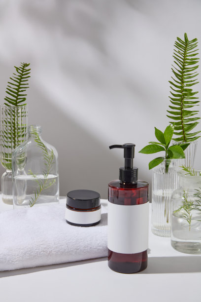 装饰有新鲜植物的化妆品广告模板照片图片下载