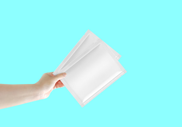 手握一个空白的白色包装袋以展示产品袋。图片下载