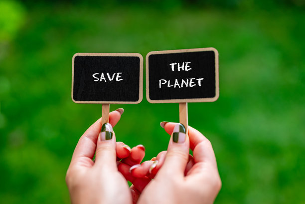 黑板或粉笔板标签，上面用粉笔写着激励文字“拯救地球” - 概念照片图片下载