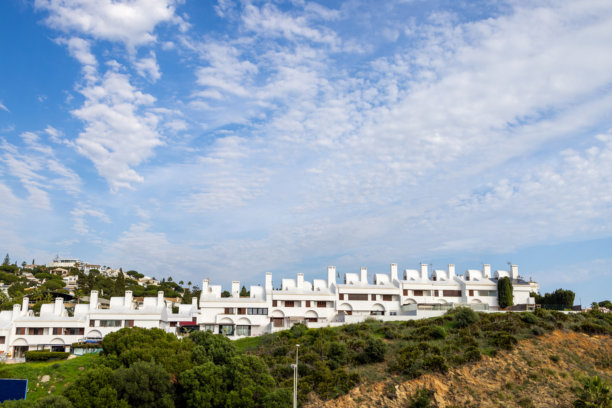 典型的小型西班牙公寓楼和阳光明媚的日子里山顶上的西班牙住宅和房屋的照片图片下载