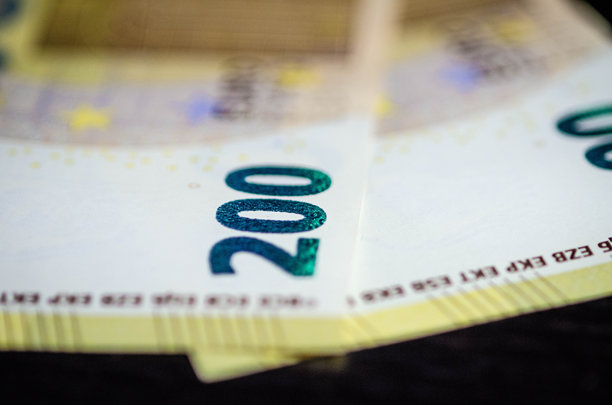 信用与金融 - 桌上的两百欧元钞票特写 - 股票照片图片下载