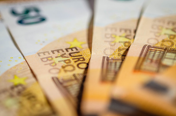 信用与金融 - 桌上的五十欧元钞票 - 特写 - 股票照片图片下载