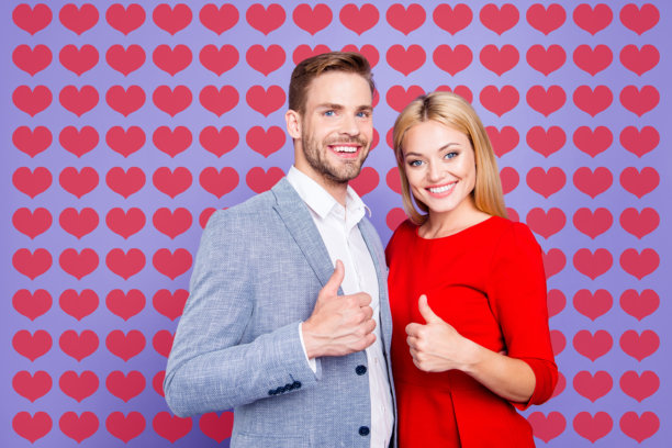 一对夫妻的故事。全身侧面照片，身穿牛仔裤的男士和穿高跟鞋的女士在紫色光辉背景下跳舞，留有文本空白。图片下载