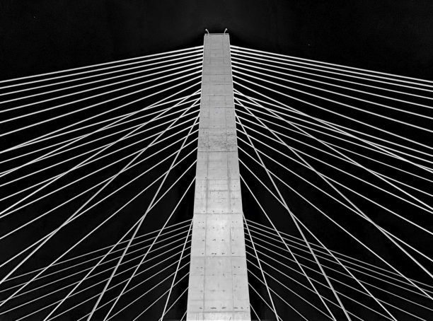 黄昏、夜晚，黑白照片展示了马里奥·M·库莫大桥。图片下载