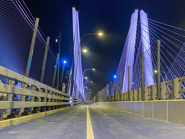 傍晚，夜晚，纽约州马里奥·M·库莫大桥的自行车/行人道照片。图片下载