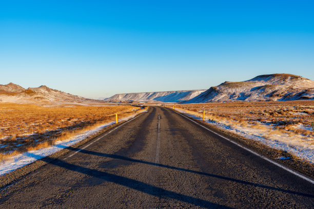 冰岛山脉中的公路 2024 年库存照片图片下载