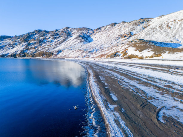 冰岛河流和山脉旁的冰冷海岸航拍库存照片图片下载