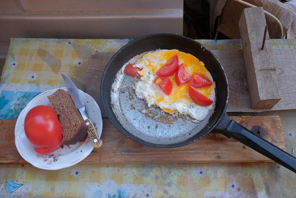 在假期中，在海洋和不同地点的平底锅中烹饪三明治和鸡蛋的食物，附加处理过的照片图片下载