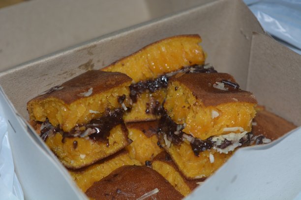 巧克力和奶酪浇头的甜蜜马尔塔巴克照片。图片下载