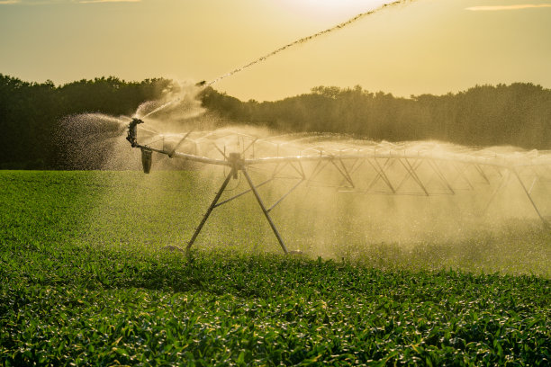 灌溉设备。美国农场的灌溉系统。喷灌系统。农田的灌溉系统。草坪喷灌浇灌田地。用于浇灌植物的灌溉航拍照片。图片下载